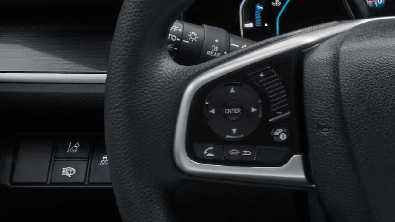 Detailný záber na ovládacie prvky informačného displeja pre vodiča na volante.