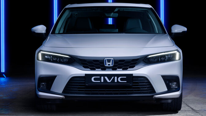 Detail emblému Honda Civic e:HEV v zadnej časti vozidla.
