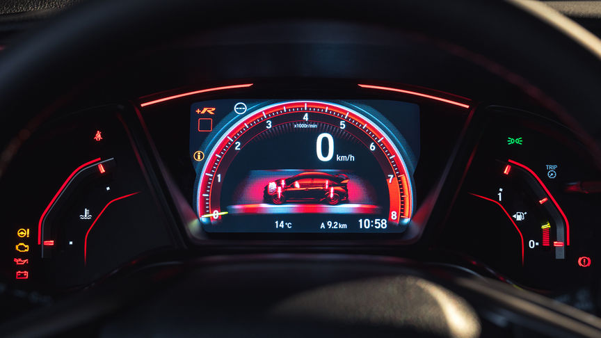 Priblížený pohľad na ukazovatele vozidla Honda Civic Type R v režime +R.