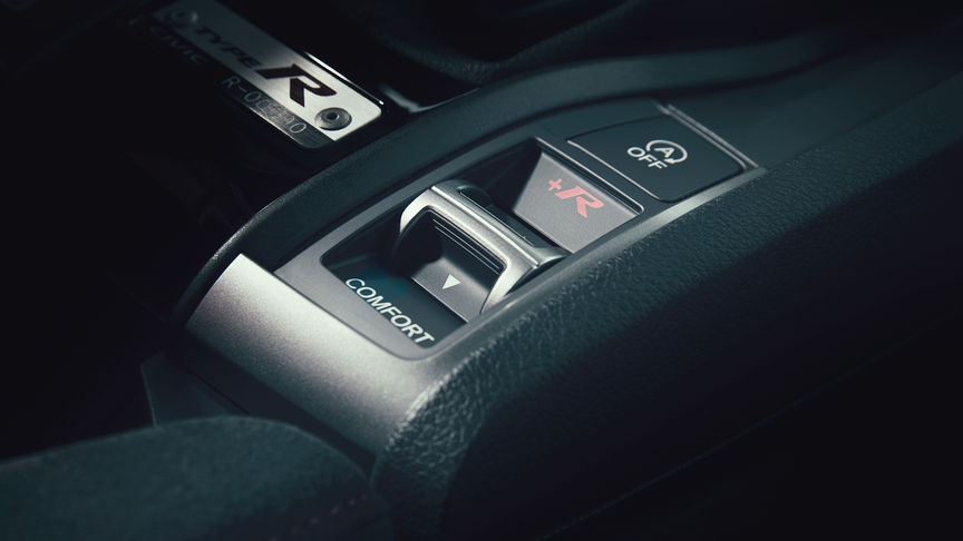 Priblížený pohľad na kolískové tlačidlo Hondy Civic Type R na prepínanie medzi tromi režimami.