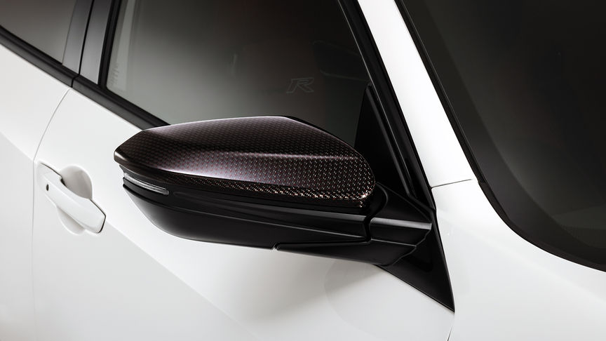 Priblížený pohľad na uhlíkové kryty zrkadiel vozidla Honda Civic Type R.