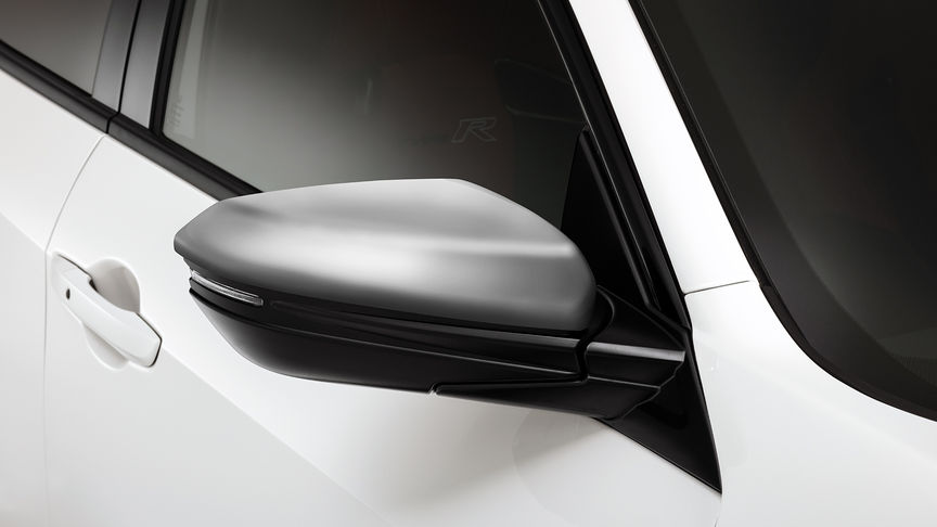 Priblížený pohľad na prémiové strieborné kryty zrkadiel vozidla Honda Civic Type R.