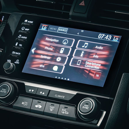 Priblížený pohľad na obrazovku systému CONNECT modelu Honda Civic Type R.