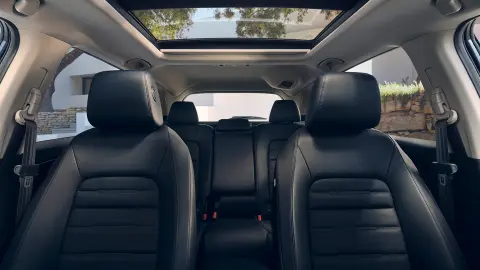 Detailný pohľad na vyhrievané predné a zadné kožené sedadlá v interiéri vozidla CR-V Hybrid SUV.