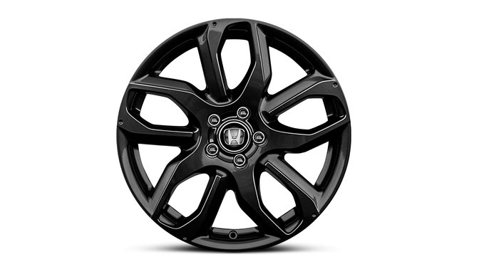 Detailný záber na model Honda CR-V s 19-palcovými kolesami z ľahkých zliatin s povrchom v prevedení Gunpowder Black. 