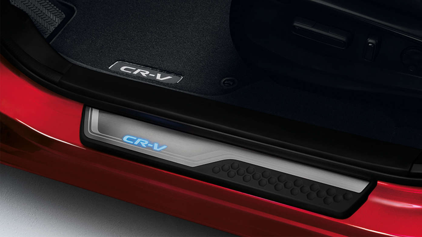 Detailný záber na podsvietenú prahovú lištu dverí modelu Honda CR-V Hybrid.