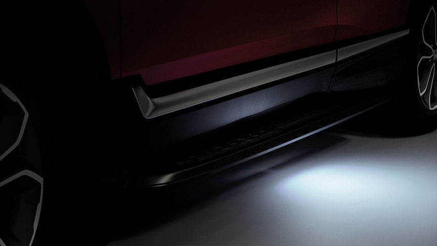 Detailný záber na model Honda CR-V Hybrid s osvetlením vstupu do vozidla.