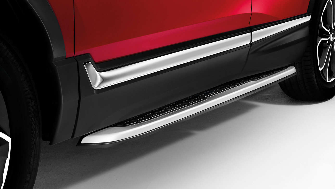 Detailný záber na čierne prahové lišty modelu Honda CR-V Hybrid.