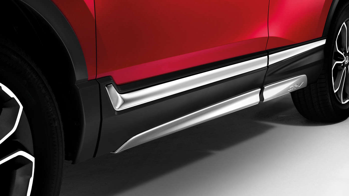 Detailný záber na bočné spodné ozdobné prvky modelu Honda CR-V Hybrid.