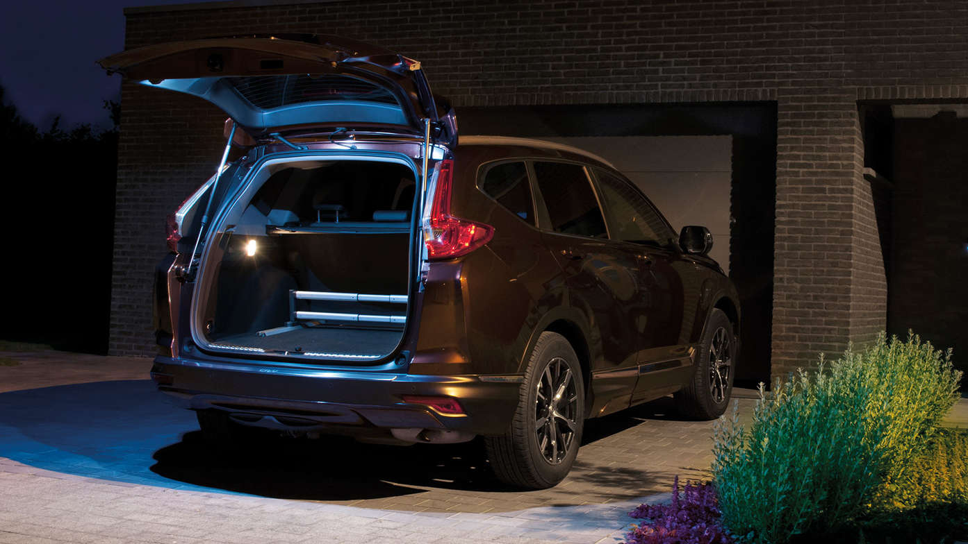 Pohľad zozadu na nové osvetlenie zadných výklopných dverí modelu Honda CR-V Hybrid