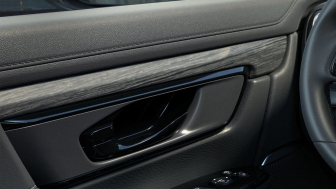 Čierna Honda CR-V, panely dverí a konzola s efektom štruktúry dreva