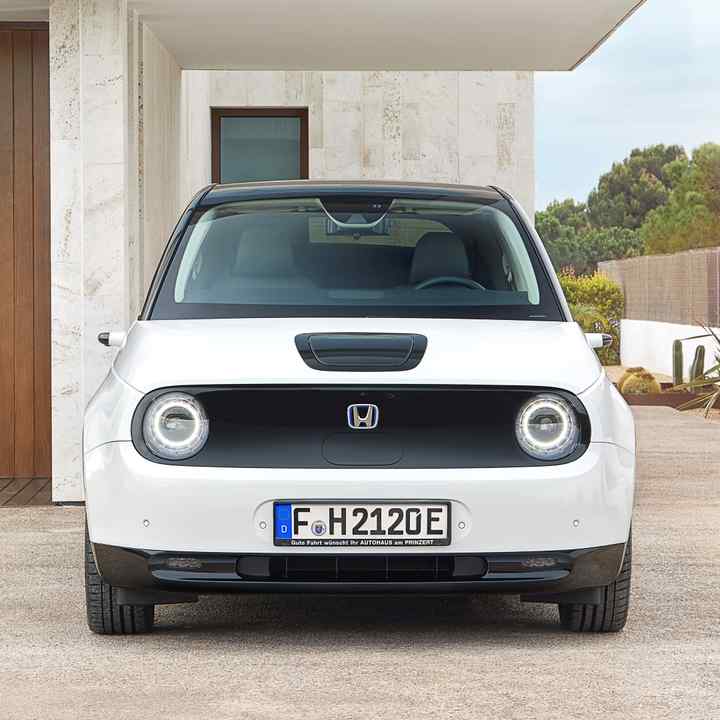 Pohľad spredu na model Honda e