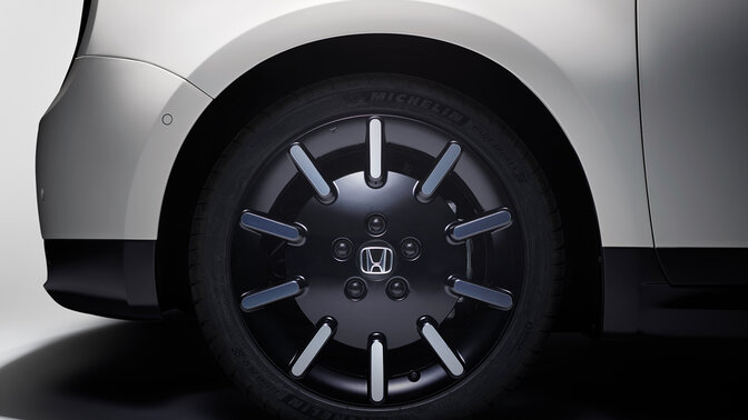Detailný pohľad na 16-palcové kolesá modelu Honda e z ľahkých zliatin