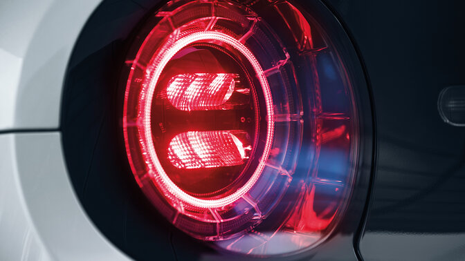 Detailný záber na koncové LED svetlá modelu Honda e.