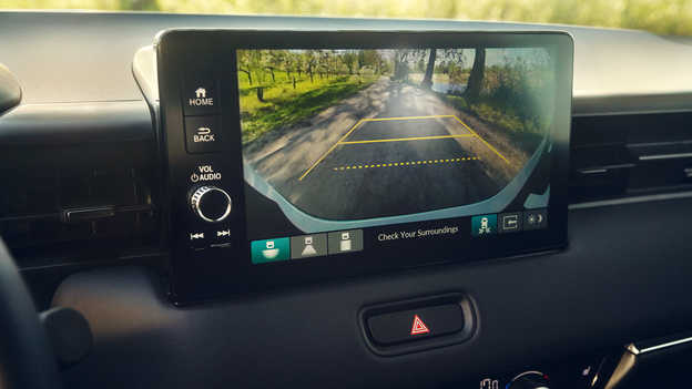 Záber zo zadnej parkovacej kamery zobrazený na 9" obrazovke, širokouhlý pohľad na oblasť priamo za vozidlom