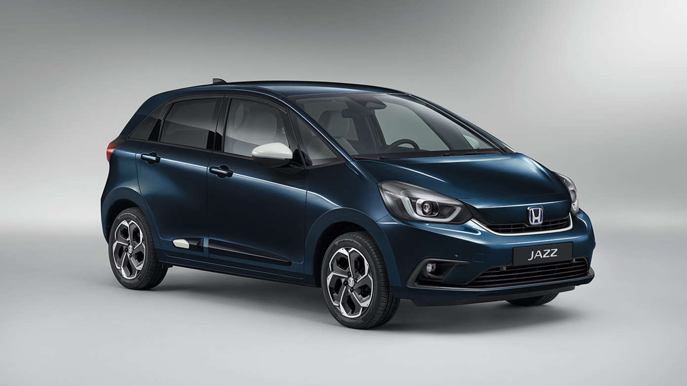 Honda Jazz Hybrid v štúdiu s balíkom Funkčná zábava v bielom prevedení.