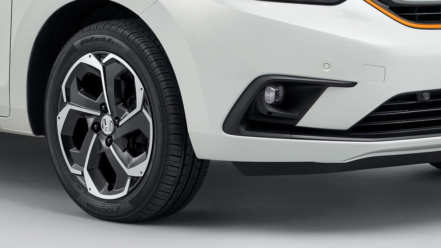 Detailný záber na kolesá z ľahkých zliatin Hondy Jazz Hybrid