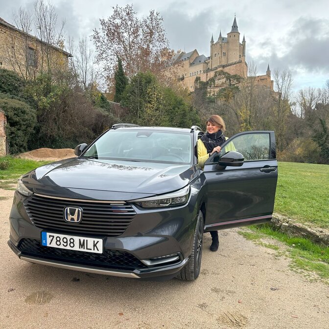 Influencer nastupujte do vozidla Honda HR-V na hrade. 