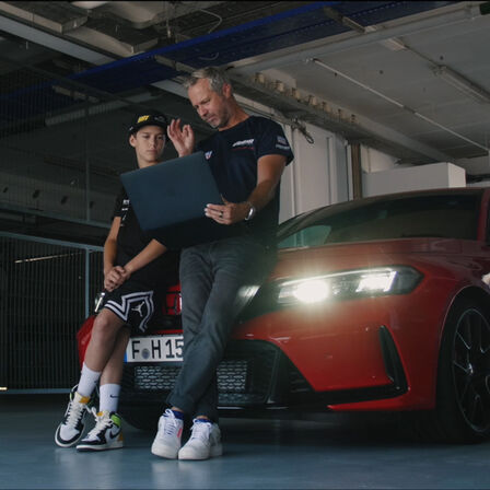 Tiago a Noah sedia na vozidle Honda Type R s aplikáciou LogR spoločnosti Honda