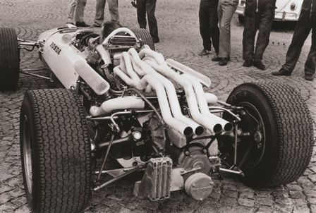 Trojštvrťový pohľad zozadu na model Honda RA273.