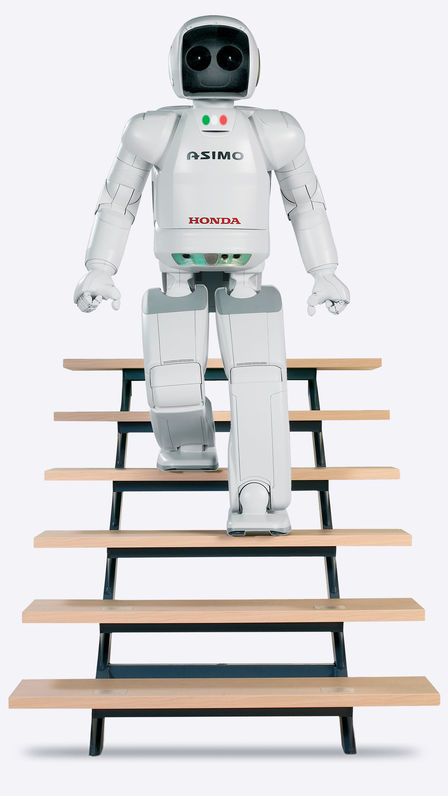 Záber spredu na robota ASIMO kráčajúceho dolu schodmi.