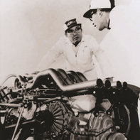 Soičiro Honda pracuje na pretekárskom automobile.