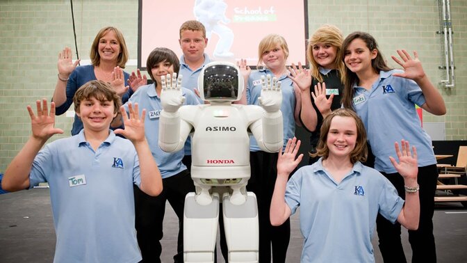 Asimo a deti v škole snov spoločnosti Honda.