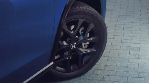 Detailný záber na športové 18-palcové kolesá z ľahkých zliatin vozidla Honda ZR-V Hybrid.