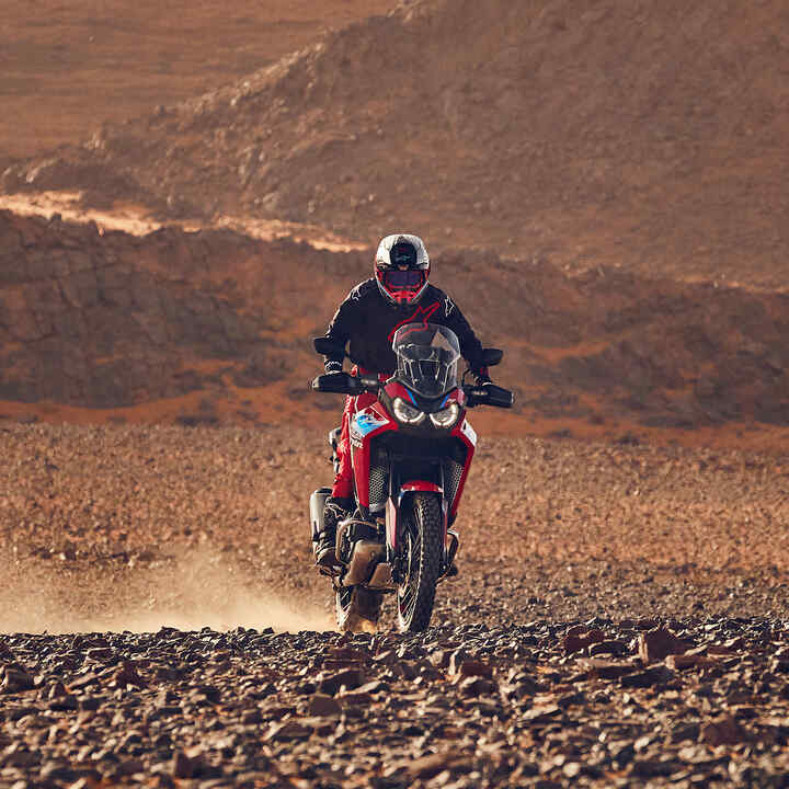 Figurant idúci na motocykli CRF1100L Africa Twin v púšti.