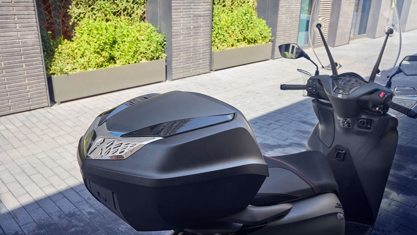 Detailný záber na Smart top box na Honde SH350i.
