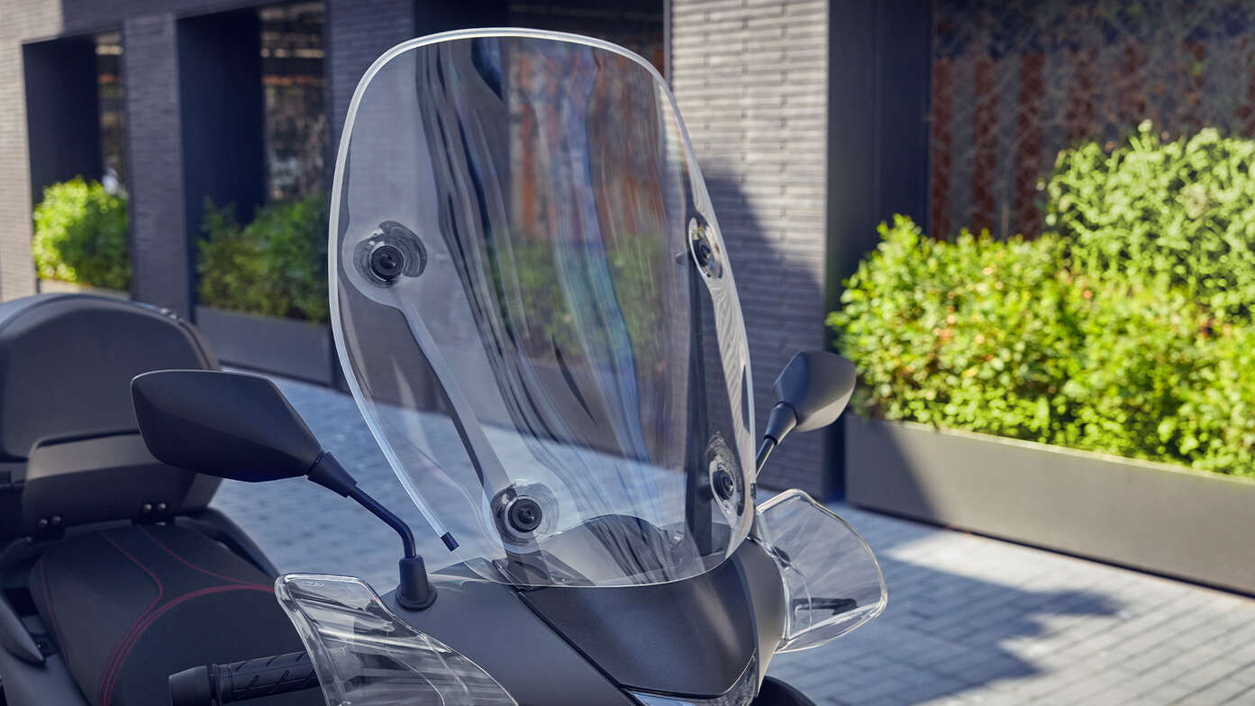 Detail veterného štítu na Honde SH350i.