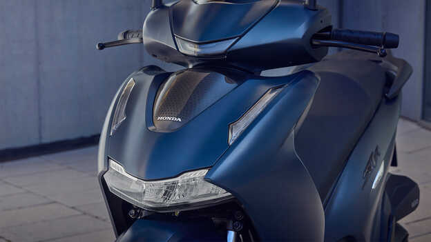 Detailný záber na funkcie LED Honda SH350i.