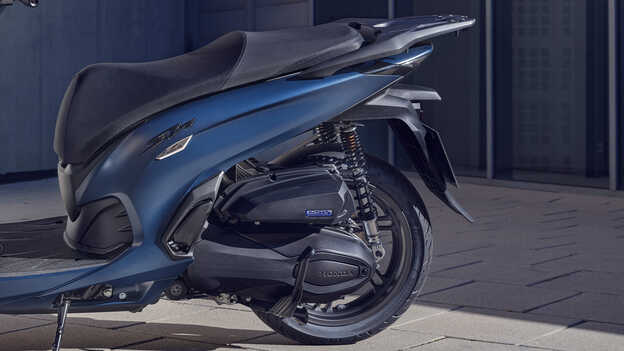 Detailný záber na motor Honda SH350i. 