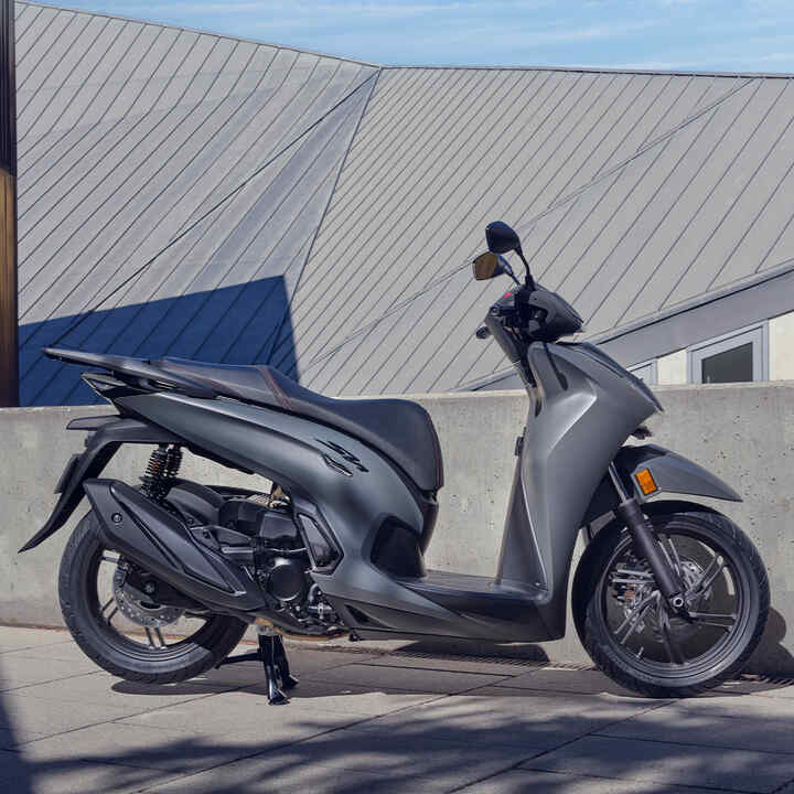 Záber zboku na model Honda SH350i na nádvorí.