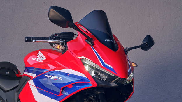 Predný trojštvrťový detailný záber modelu CBR500R