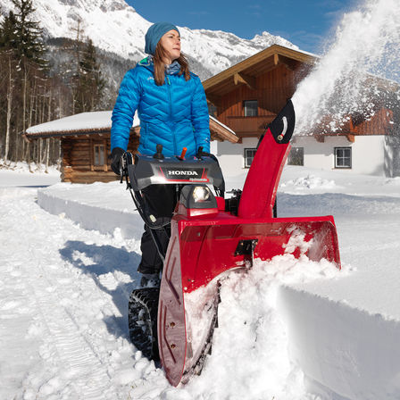 Snehová fréza radu HSS 760A používaná modelom, zasnežené prostredie.